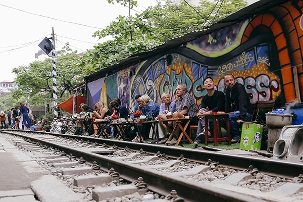 Xóm cafe đường tàu, nơi tử thần chỉ cách trong gang tấc